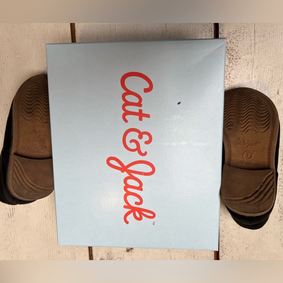 EUC. Cat & Jack Penelope boot. Size 7. In original box. - Picture 4 of 6